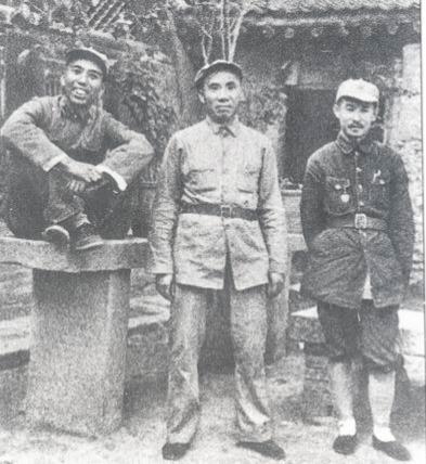 1937年，王震、朱德、关向应在延安合影。

1937年全面抗战爆发，国共第二次