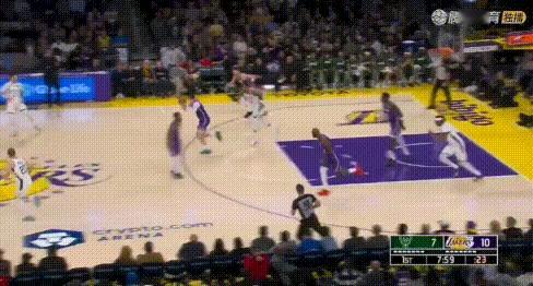 字母哥还是不懂詹姆斯的快攻啊！
图1：这球绝对是字母哥的问题，居然不紧跟快攻之王