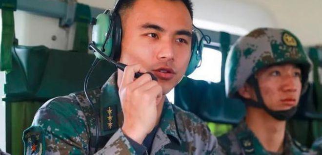 连长转指导员是升还是降？

连长是一个连长的军事首长，指导员是政治首长，二者是平