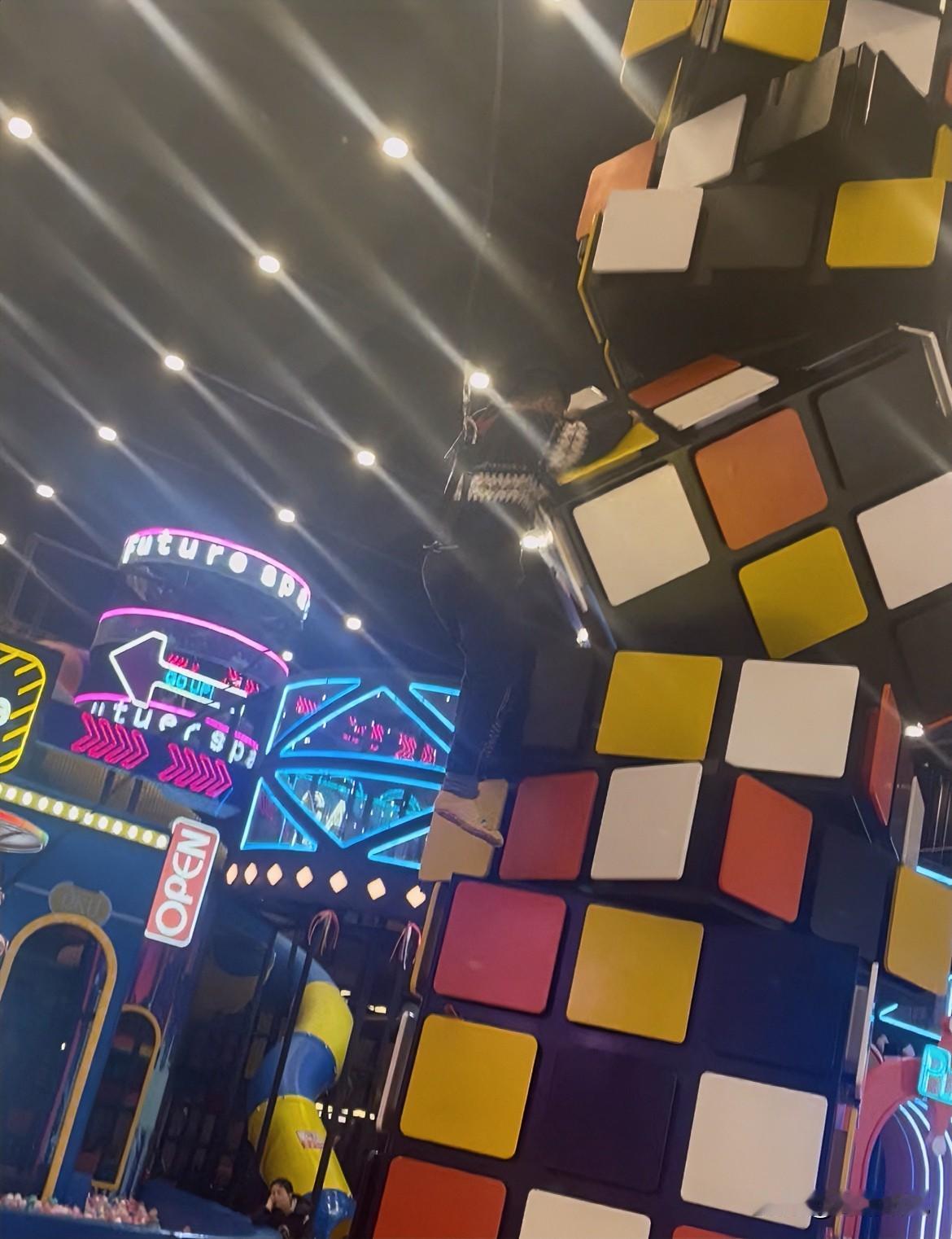 周末带娃来吉象勇敢者乐园也太爽了！

一进门就被这个巨型魔方塔吸引住，色彩鲜艳特