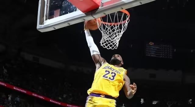 老詹再创里程碑！不仅赢球，队史篮板榜他又超一位传奇！
在今日湖人vs鹈鹕的比赛中