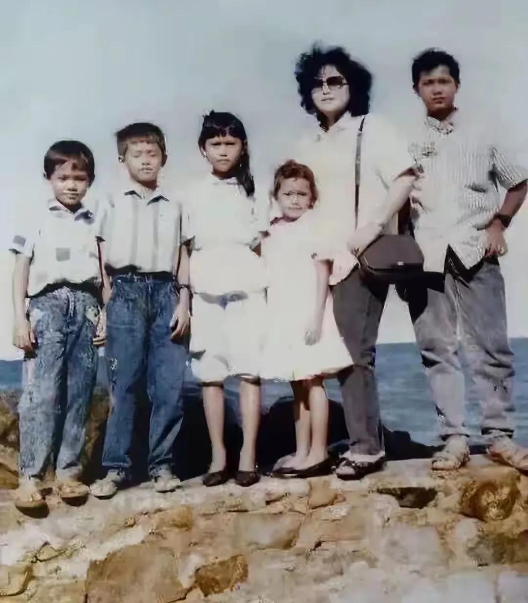 洪森夫人和孩子们的海边照，那时洪玛内都快和妈妈一样高了，洪玛丽那时还真小，个头比