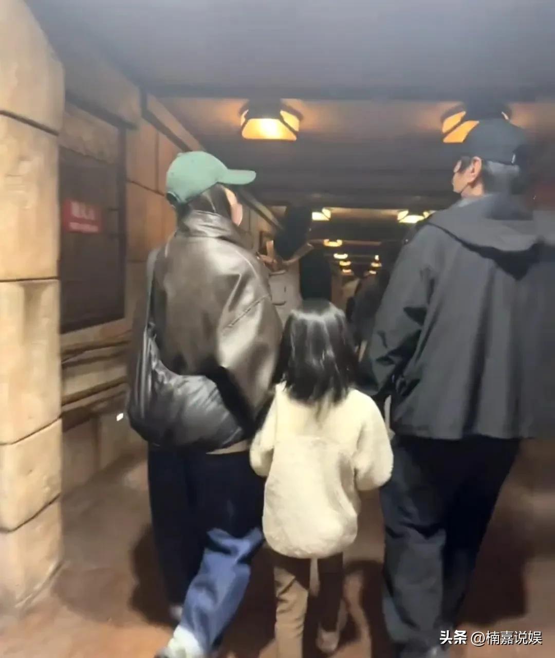 高圆圆和赵又廷夫妻俩，带着女儿现身上海迪士尼，小姑娘Rhea才6岁，就已经初具大