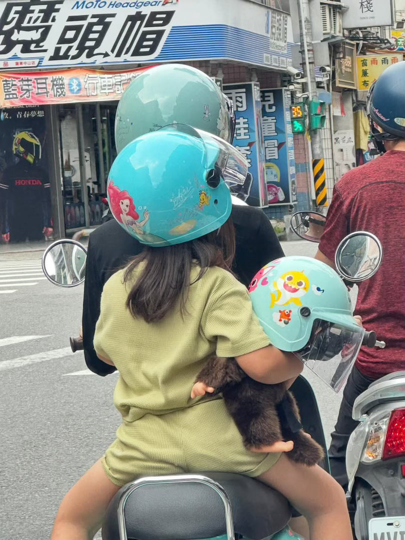 骑电动车都要戴安全帽 