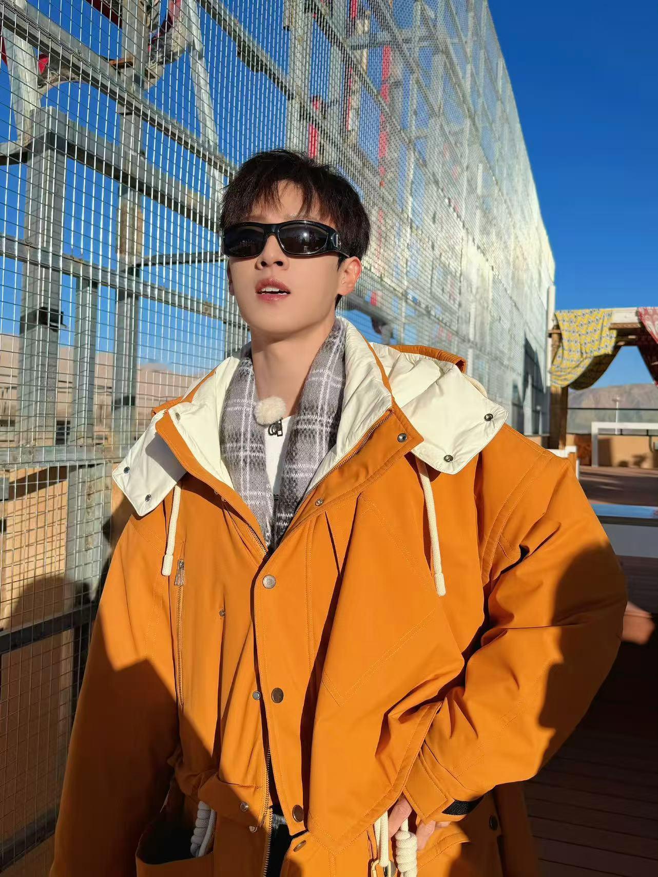 李昀锐阳光好耀眼，帅气，