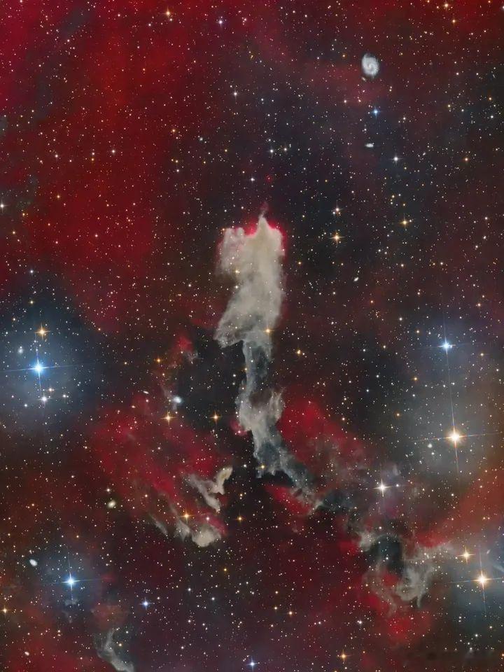 沙虫星云，在蝎虎座中，一缕微弱而布满尘埃的银河细丝在黑暗中蜿蜒扭曲，仿佛来自阿拉
