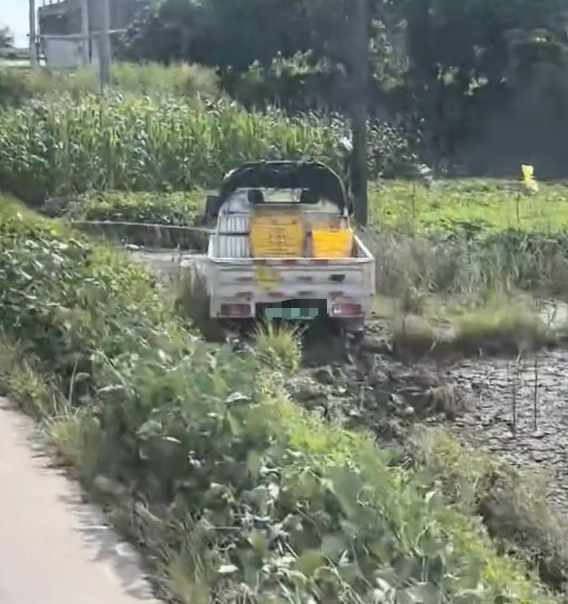 【玉林某西山新能源小货车冲进田地里】9月10日，网友爆料称：玉林市某西山一辆新能