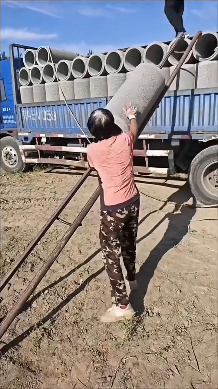 劳动人民有智慧。
不可思议的打桩。