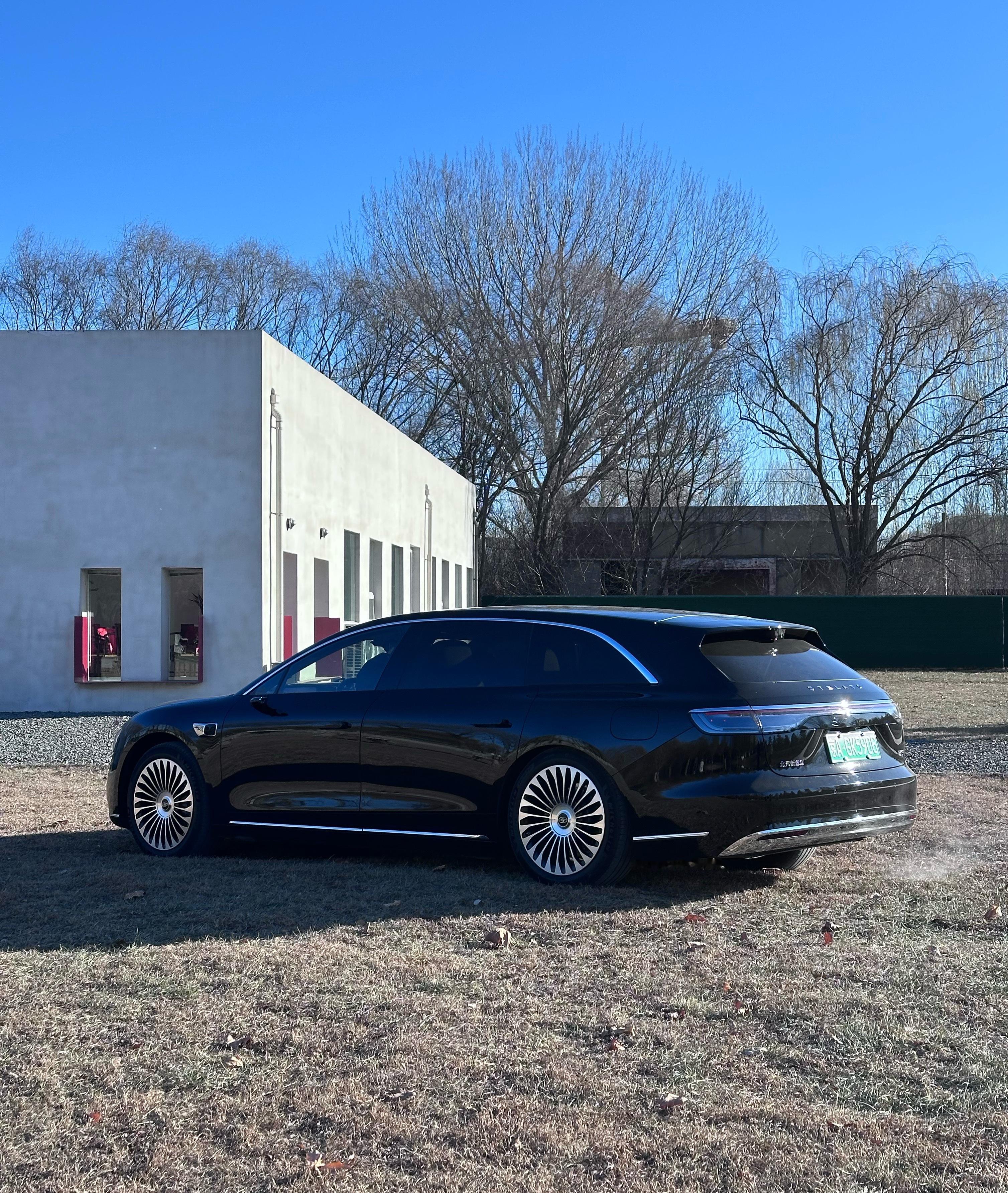 鸿蒙智行享界S9太香了 在大草坪路与一台享界S9T旅行版真好看呀这次它把零重力座