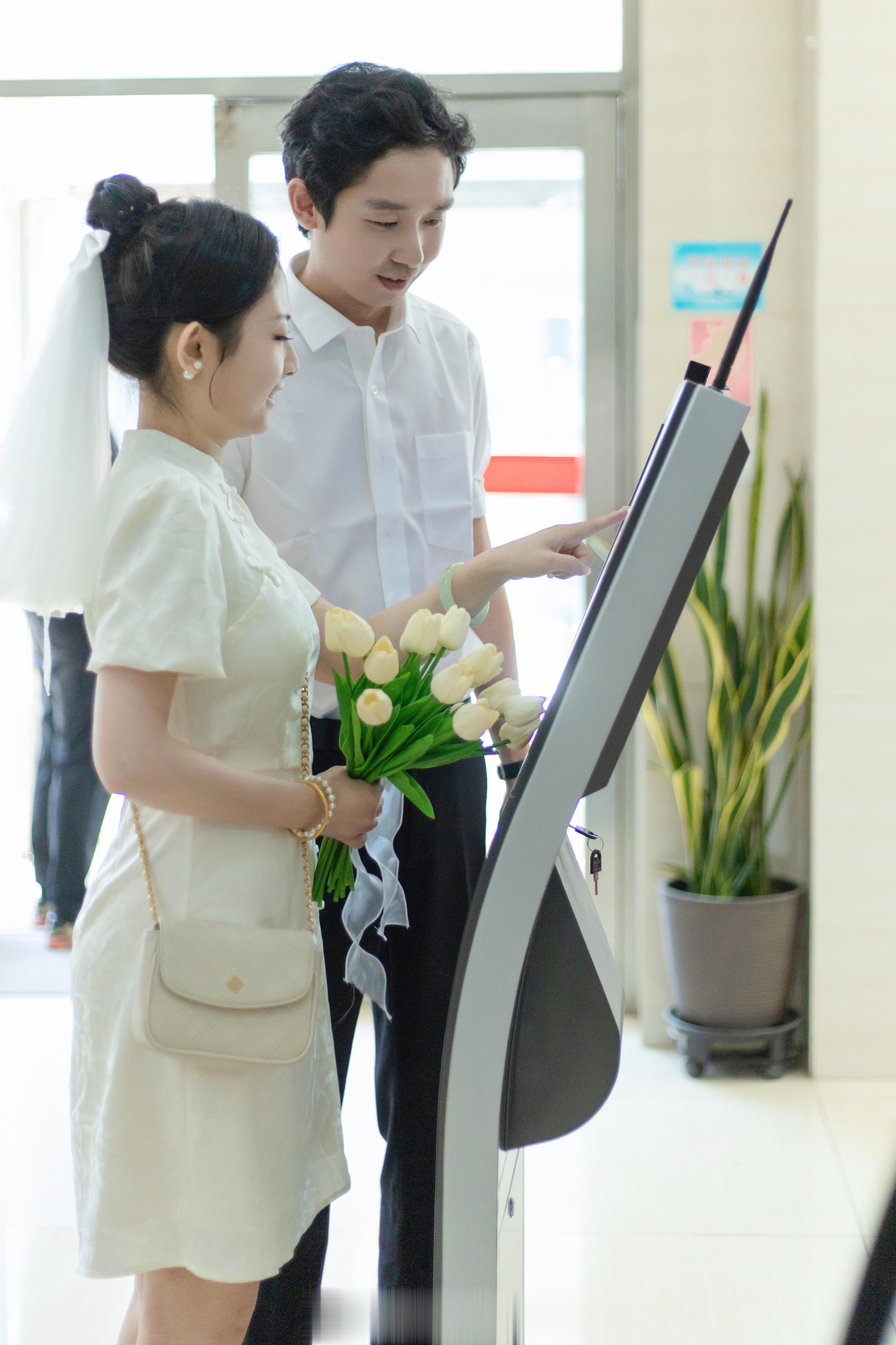 大连中山区领证跟拍七七街和南山街的街拍领证太出片了吧 ​​​