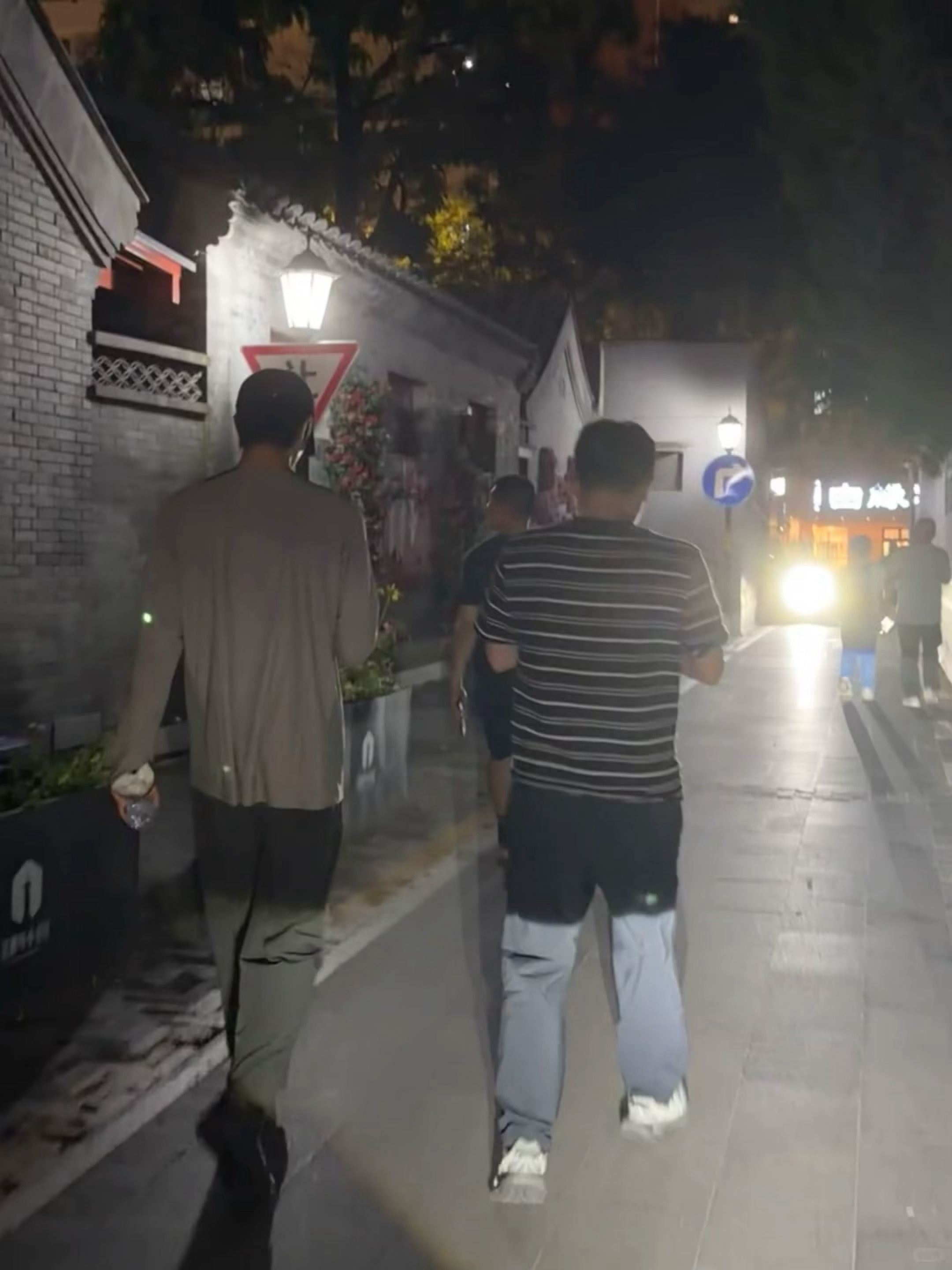 啊啊啊啊啊啊啊啊啊就这么水灵灵偶遇了，北京这么热，把我投送过去给宋威龙倒杯水我是