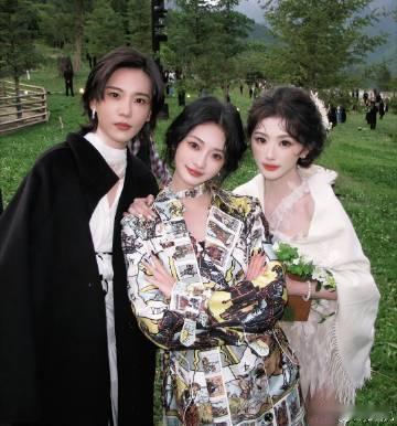 孔雪儿vogue集邮照 看到孔雪儿的时尚集邮照，仿佛置身于一个充满灵感的时尚之旅