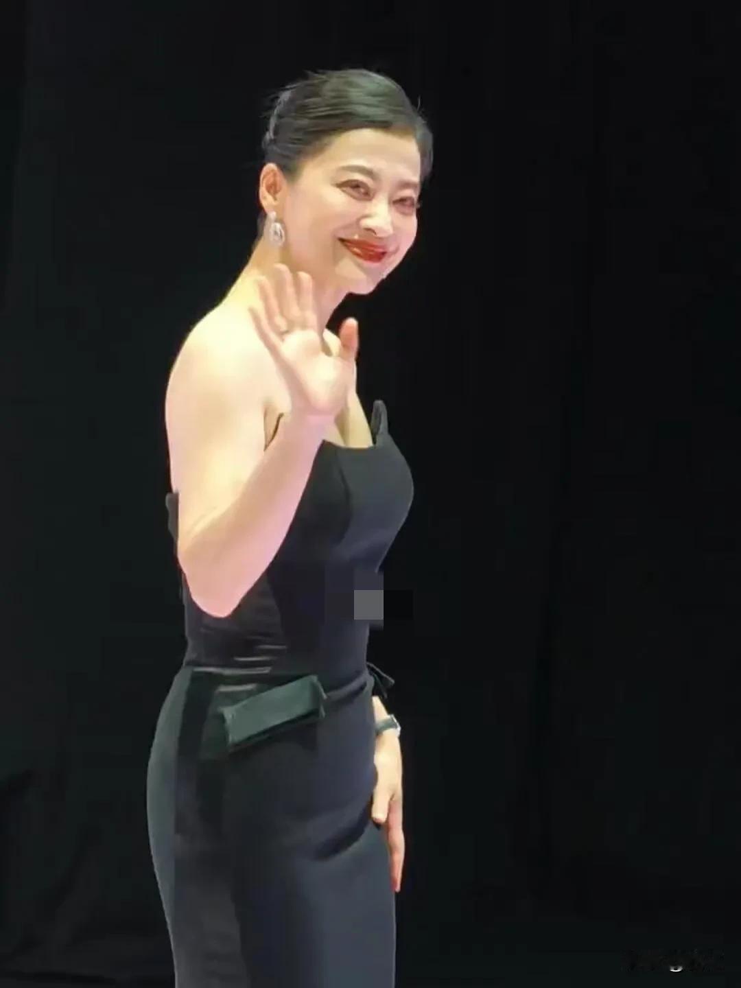 50岁的梅婷，
真的是给所有女人提了个醒。
无论你身材多好，长得多漂亮，也别轻易