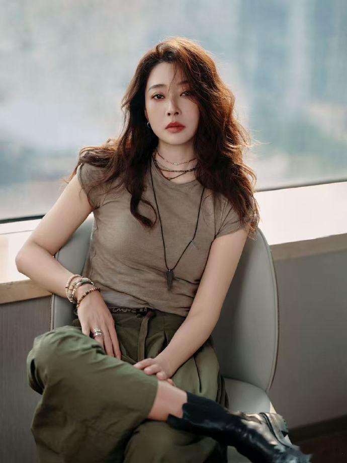 殷桃花少团创意总监 殷桃这创意总监的位置算是坐稳了，起个团名能在群里发一大堆名字