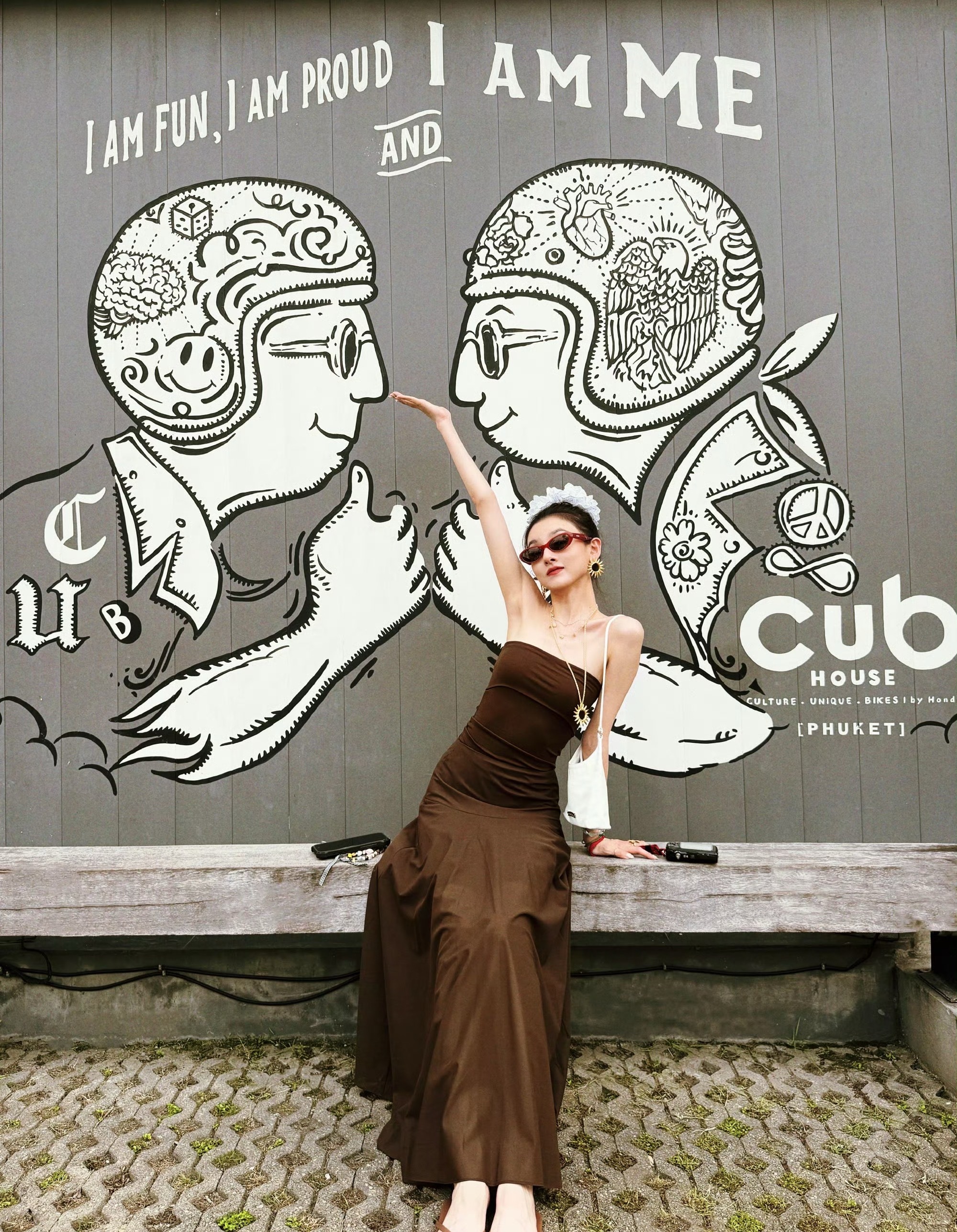 宋祖儿夏日美拉德风宋祖儿夏日美拉德风九宫格 🈶！红唇➕棕色抹胸长裙御姐风满满[