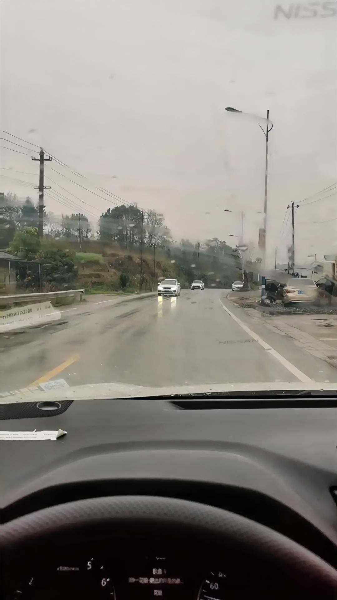 你知道吗，人生最烂的牌，
不是家里多穷，也不是外面欠多少债！

前半生明明手里的