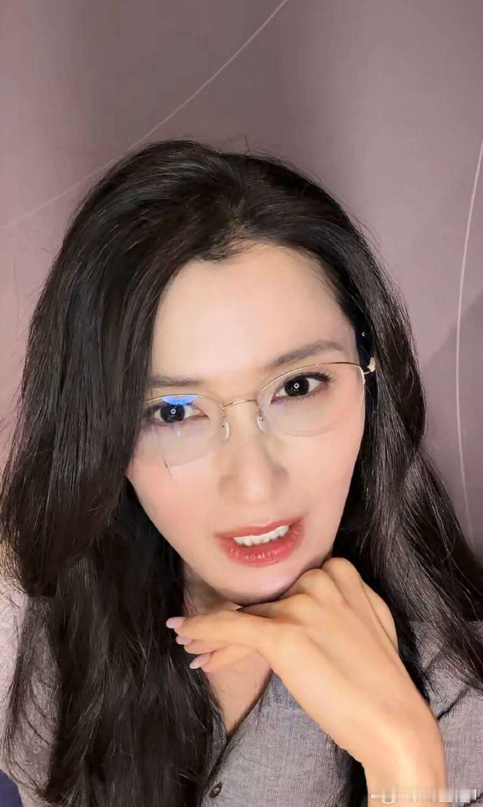徐洁儿直播找工作乘风2026这么优秀又敬业的艺人真的很难得，多多拍戏吧 