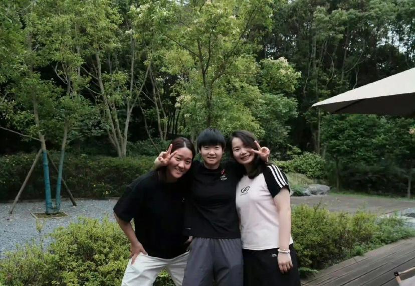 孙颖莎成都干净短发训练，又是一个满满的裤兜，
别人都拿袋子，莎莎不需要，
简单方