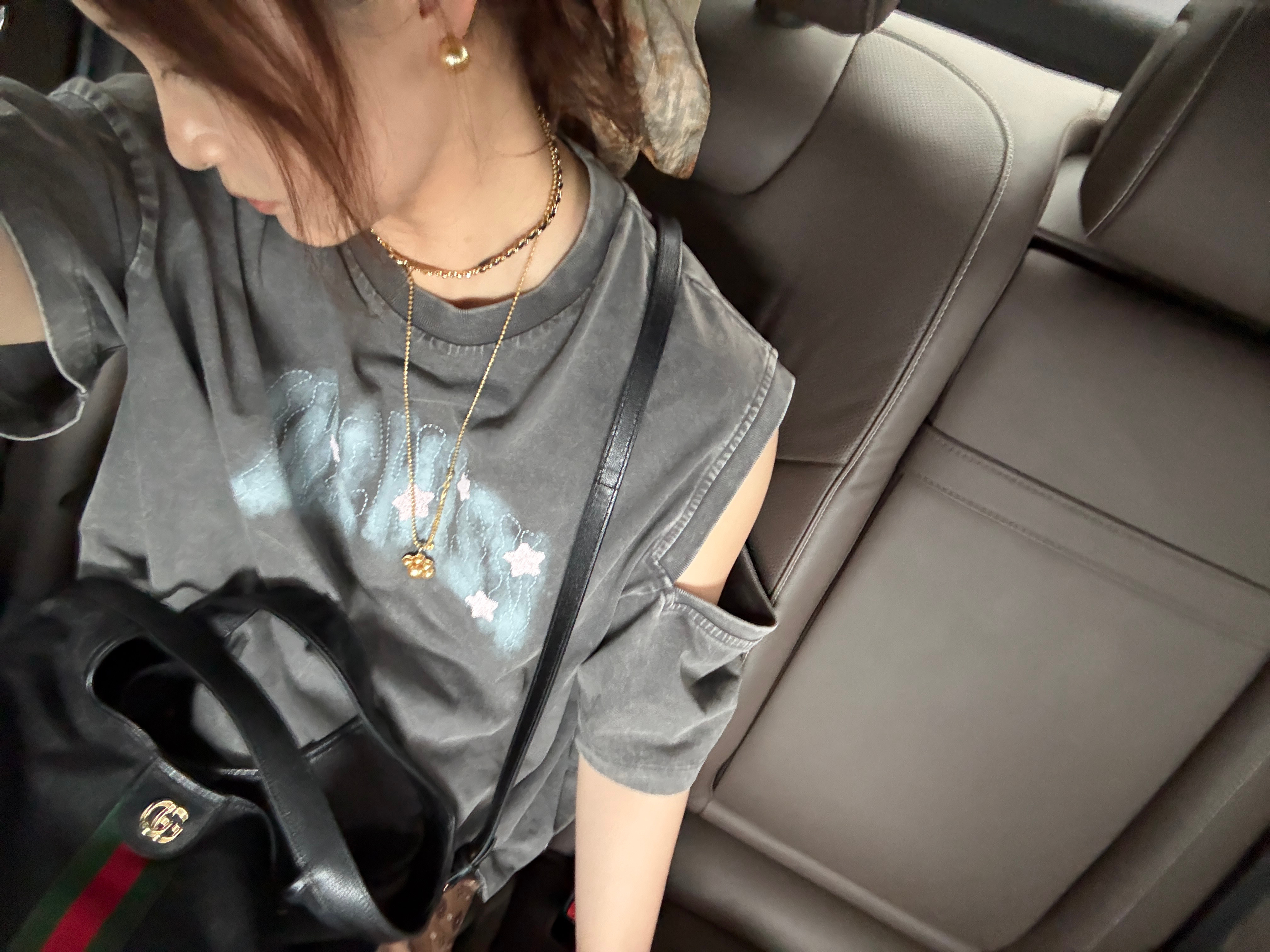： 妈妈你等一下 我帮帮你(噔噔噔噔去拿了个贴纸过来(尝试把我的衣服袖子补起来 