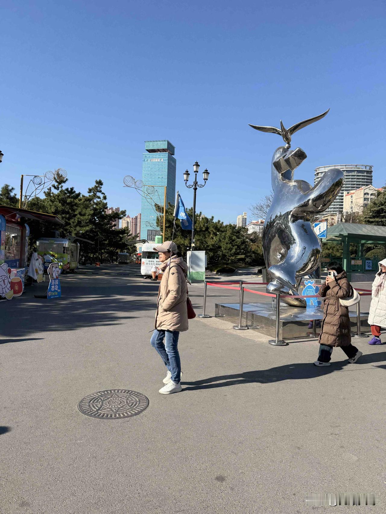 我前天去栈桥看海鸥完了顺道又去了青岛百年老街中山路步行街，看到中山路的变迁于以往