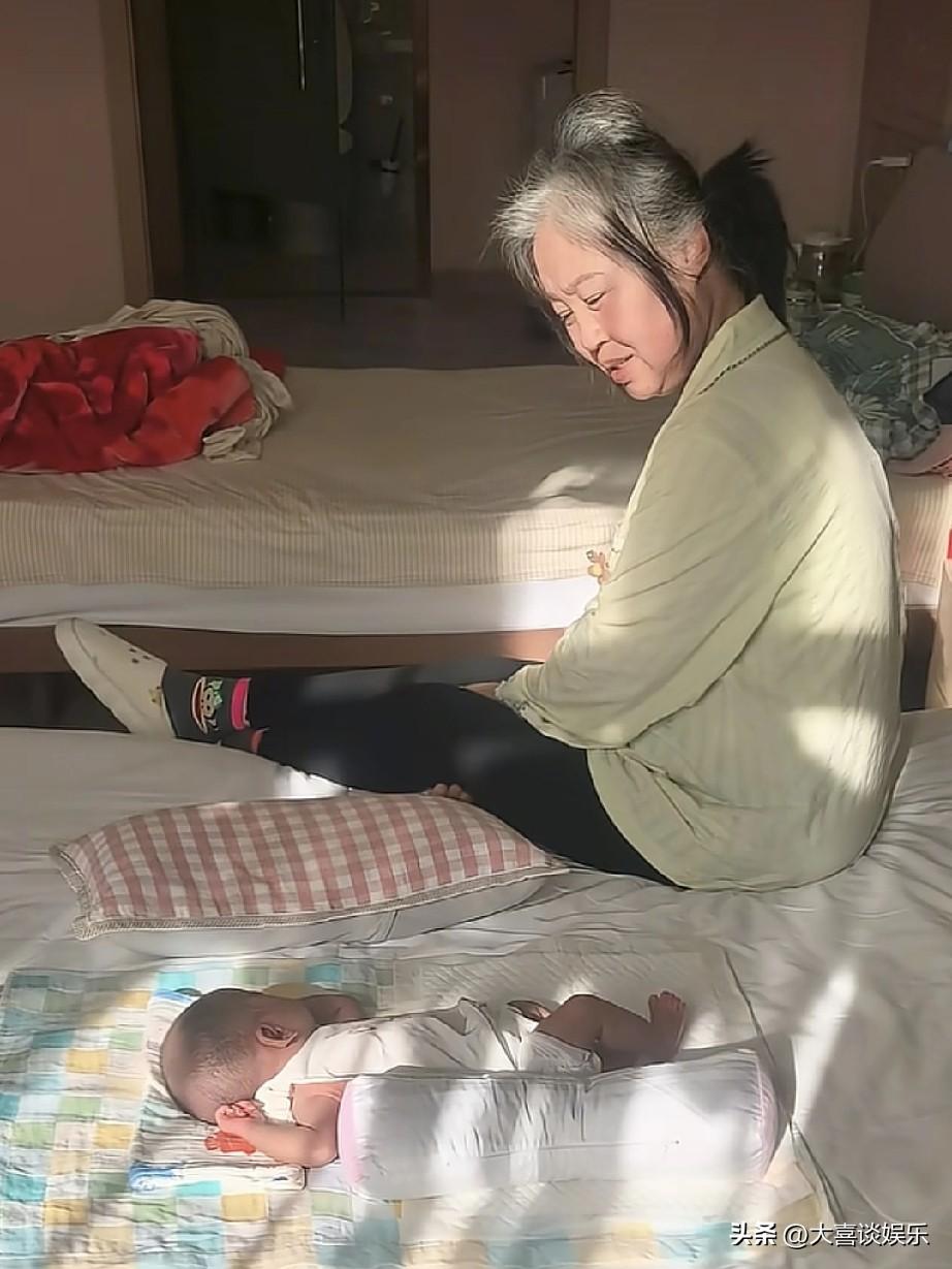 吉林63岁老太老年得子，生下一个女儿，没出月子就染头发、穿裙子。

记得之前她说