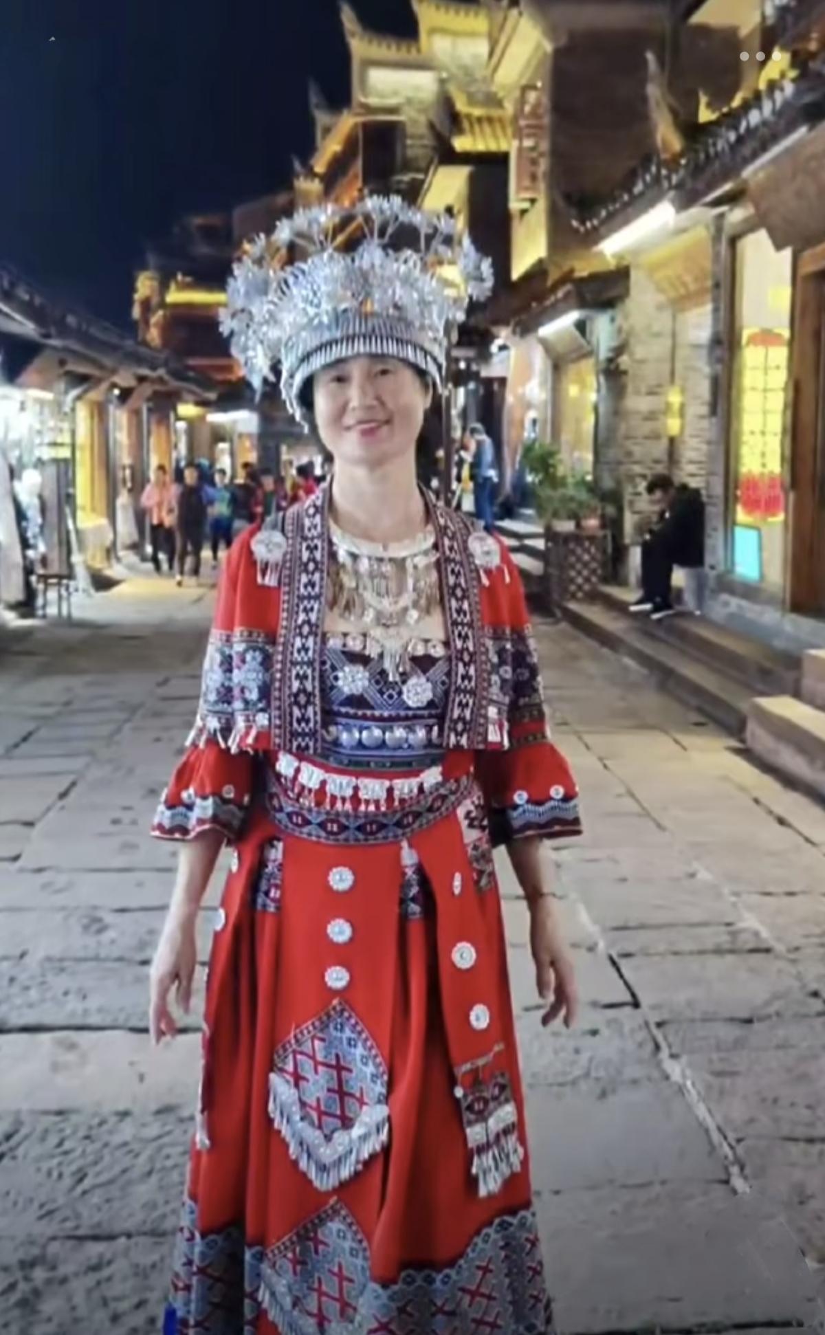这是前年我到凤凰古城玩的时候留的照片，跟今年一比，我又老了很多。[捂脸][捂脸]