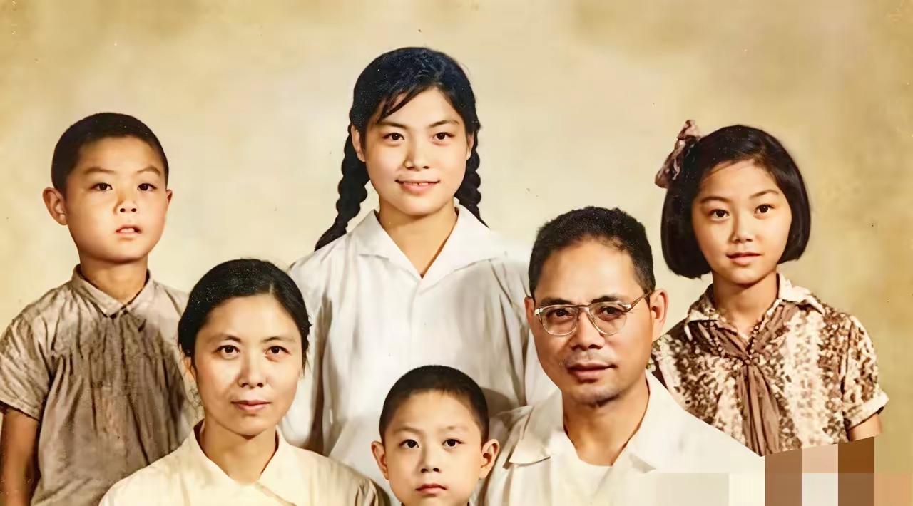 26岁的她，抱着一岁的女儿上刑场，女儿被扔草丛中。
她就是巾帼英雄刘惠馨，为了坚