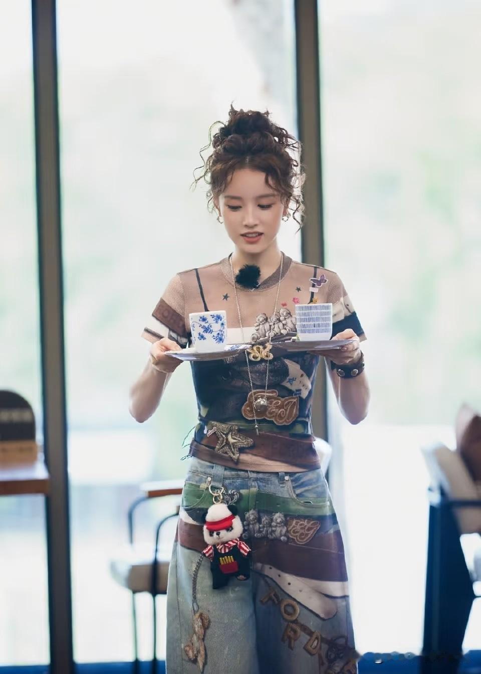 好多网友不明白张雅琪为什么买个冰块，买个牛油果都要黄晓明跟着一起去。

本来餐厅