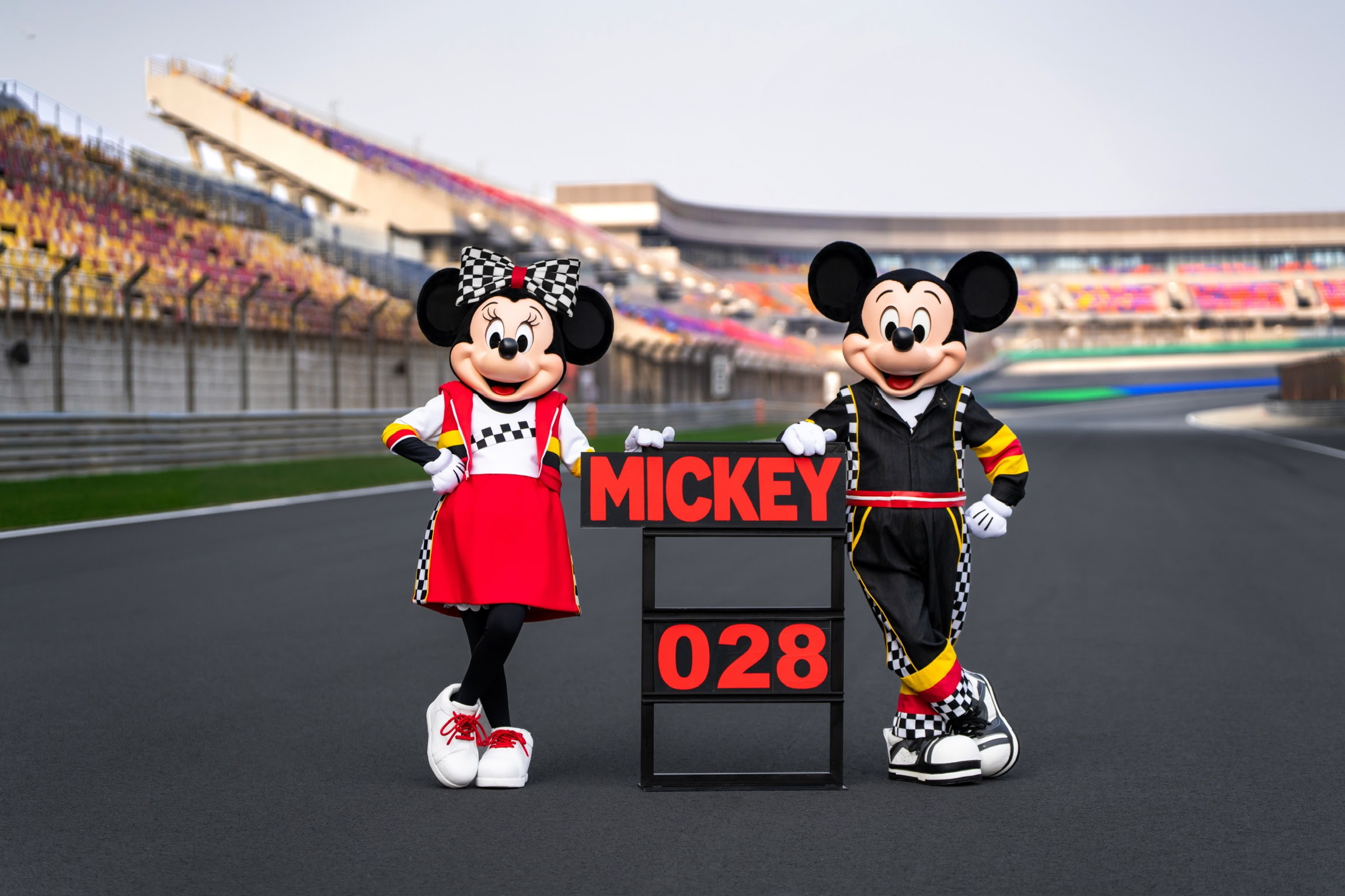 F1和迪士尼宣布上合作将持续至2028赛季。同时迪士尼经典动画系列赛车总动员正式