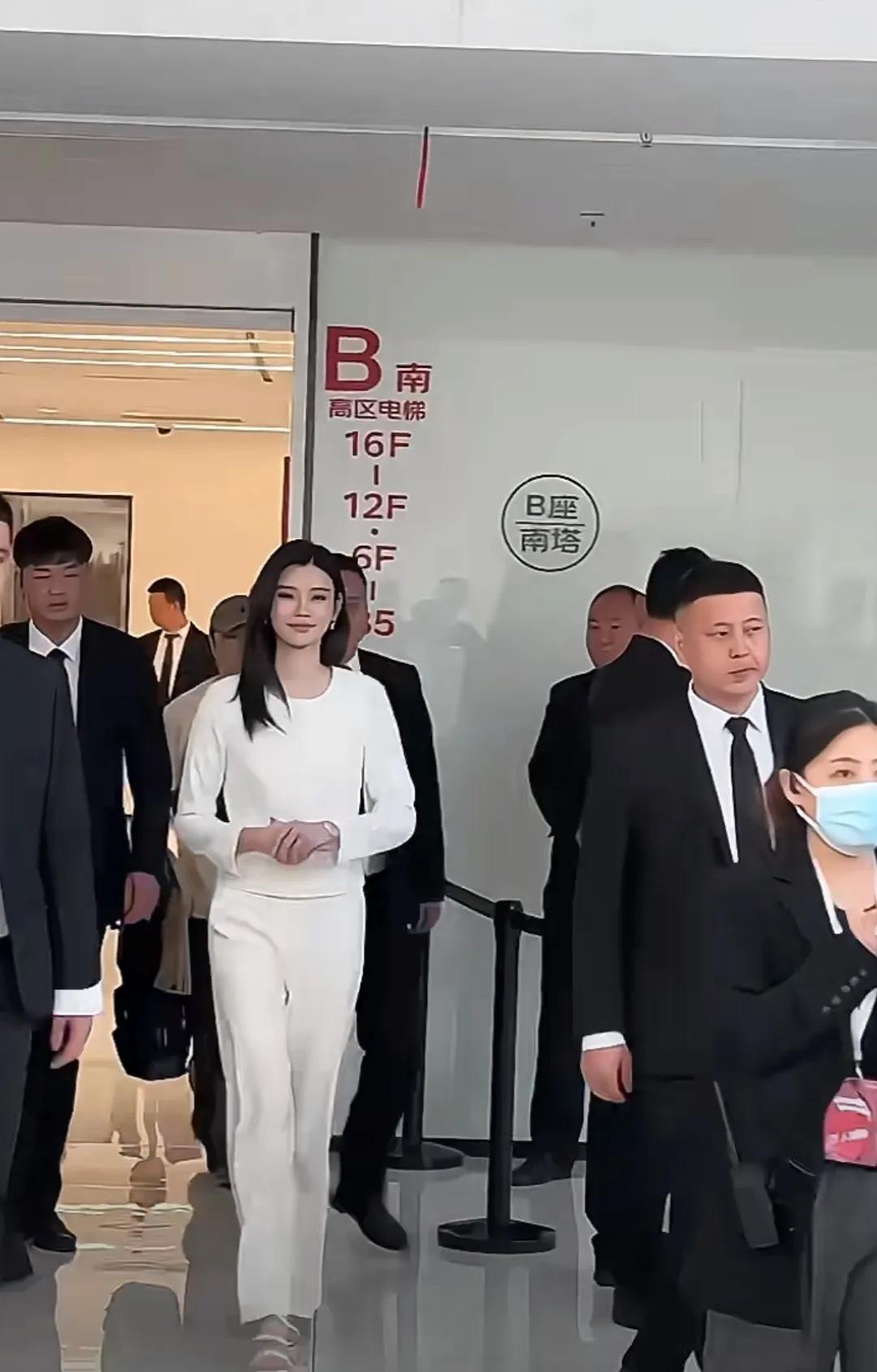 京东总部偶遇奚梦瑶
最近她的工作活动很多
虽然嫁得很好，不妨碍她工作还是那么努力