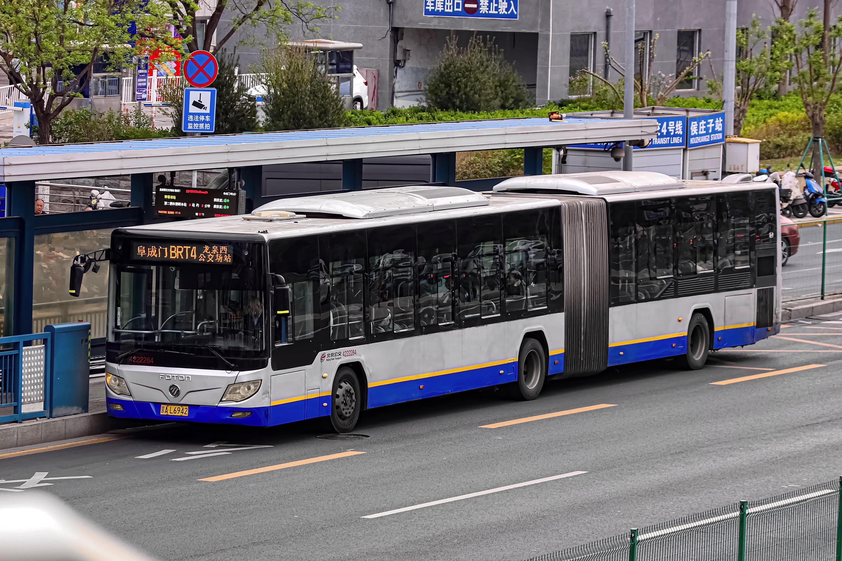 京西进城干线BRT4 奔跑着北京公交在营最老车型 将于本年内跑满13年强制报废