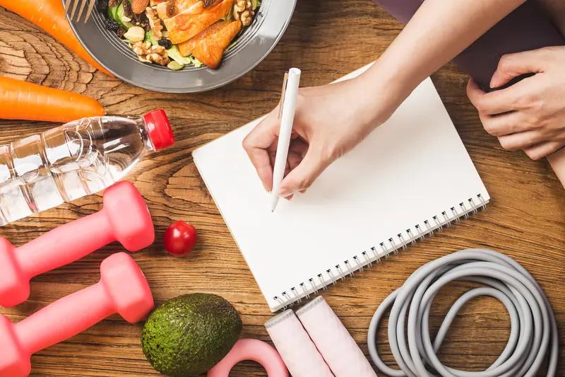 减肥时，节食和锻炼哪个更有效其实得看情况。
先说说节食，它能快速减少热量摄入。比