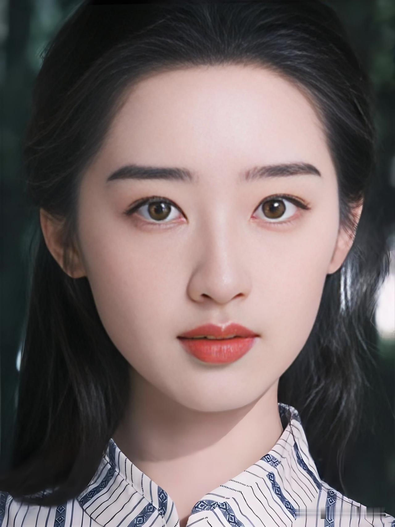 邓恩熙如春日玫瑰，淡颜清透自带松弛感。她以不设限的演技诠释角色灵魂，戏内炸裂戏外