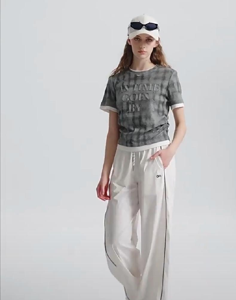 怎么样让自己保持快乐的心情穿时尚随性的衣服，打扮自己美美的。吃着美食，听着音乐，