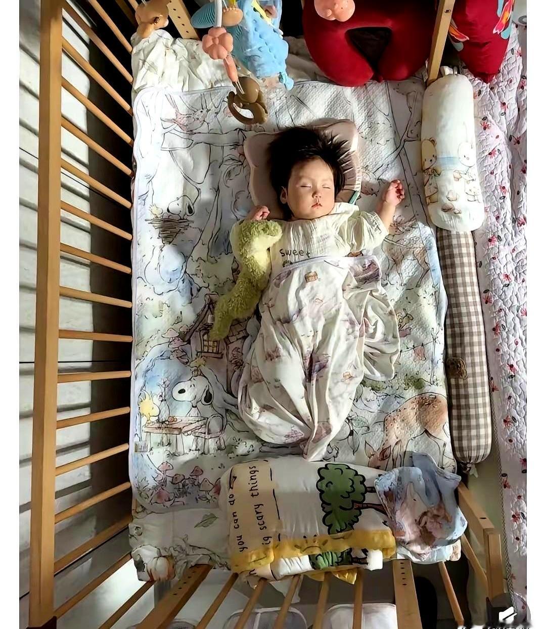 午后的晒场，半小时的晾衣，换来一屋子的哭声。
三个月的小娃，在被角里挣了几下，薄