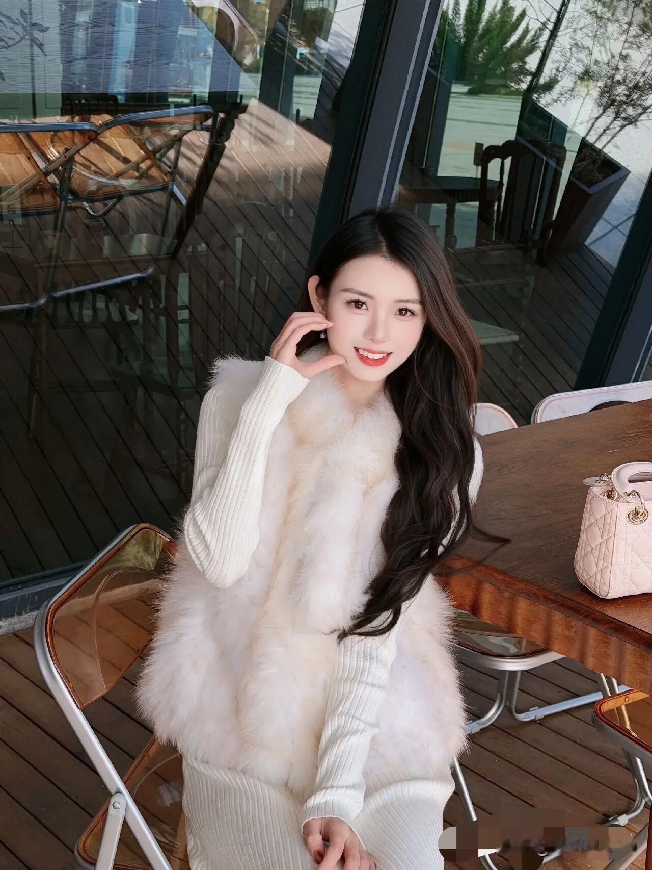 冬日暖阳下，温柔白兔毛衣搭配精致小包，甜美笑容，暖心治愈。一眼沦陷的神级美图 怎
