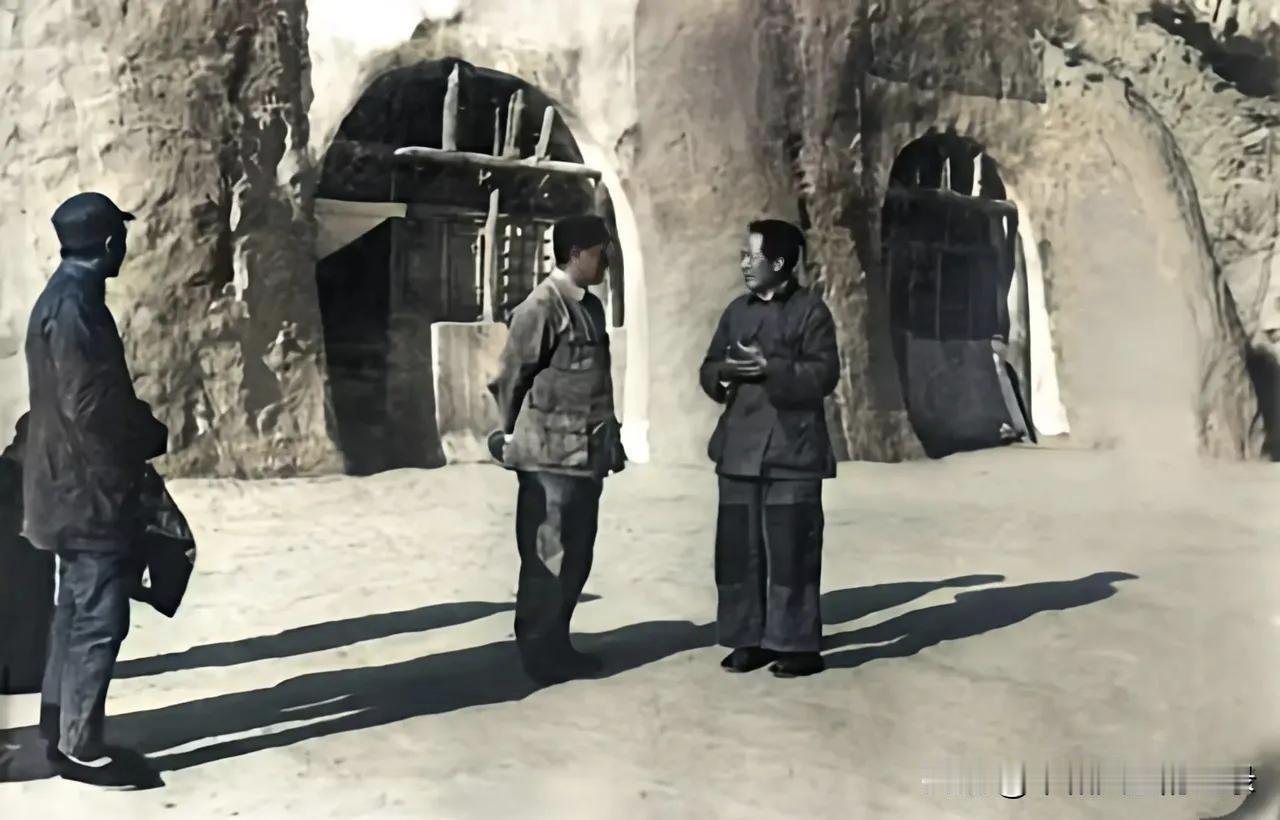 这是1942年毛主席在保安八路军120师驻地为120师指挥员讲话的照片，拍摄者是