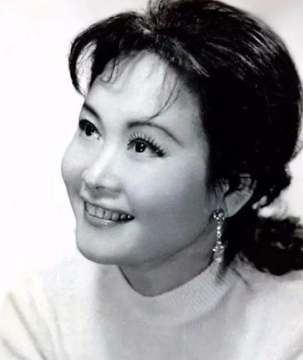 1975 年，刚与声乐导师金铁霖结束婚姻的李谷一，正将全部心力扑在歌唱事业上。一