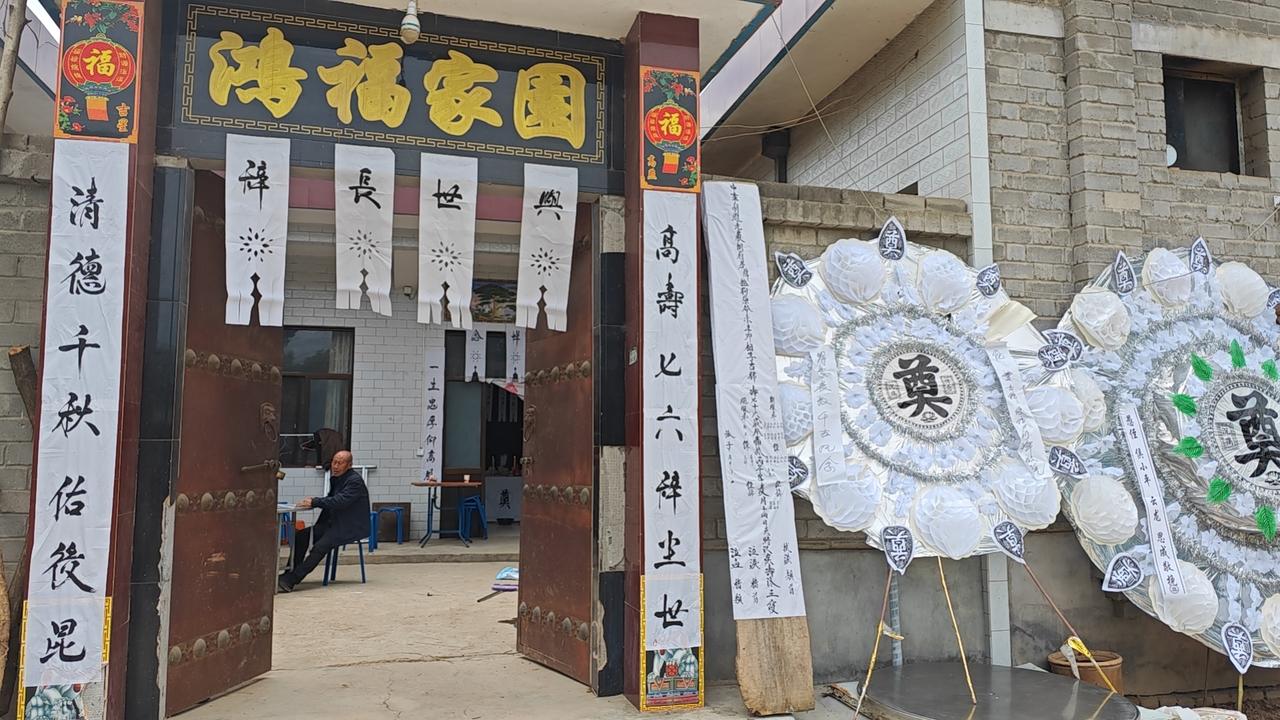我怎么办呢？我成了我妈攻击对象，以为我父亲病重，住重症监护室，医生说没救希望了，