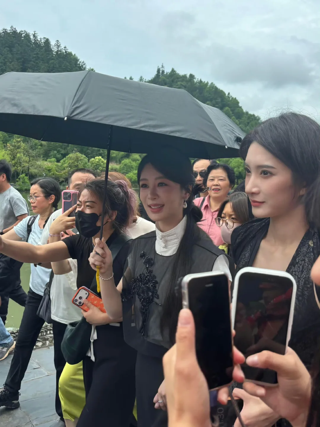 杨紫新中式侧马尾造型
