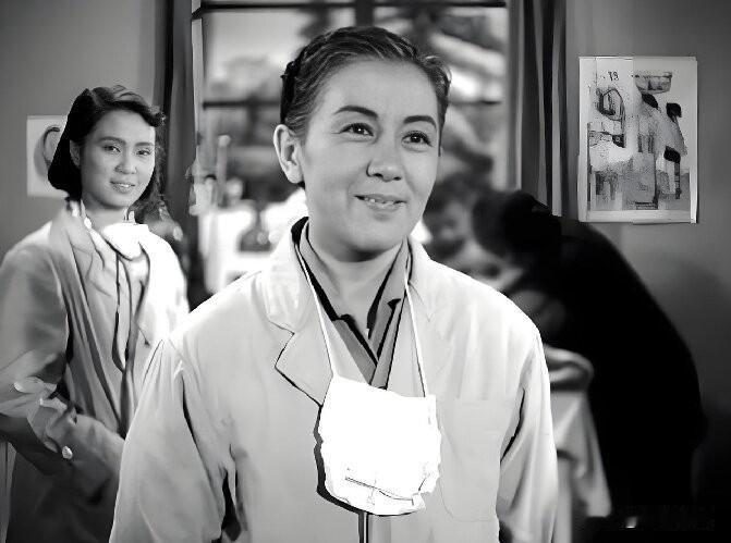 不敢相信，沧桑大娘与优雅医生都是她扮演
1959年，上影拍摄的喜剧影片《今天我休