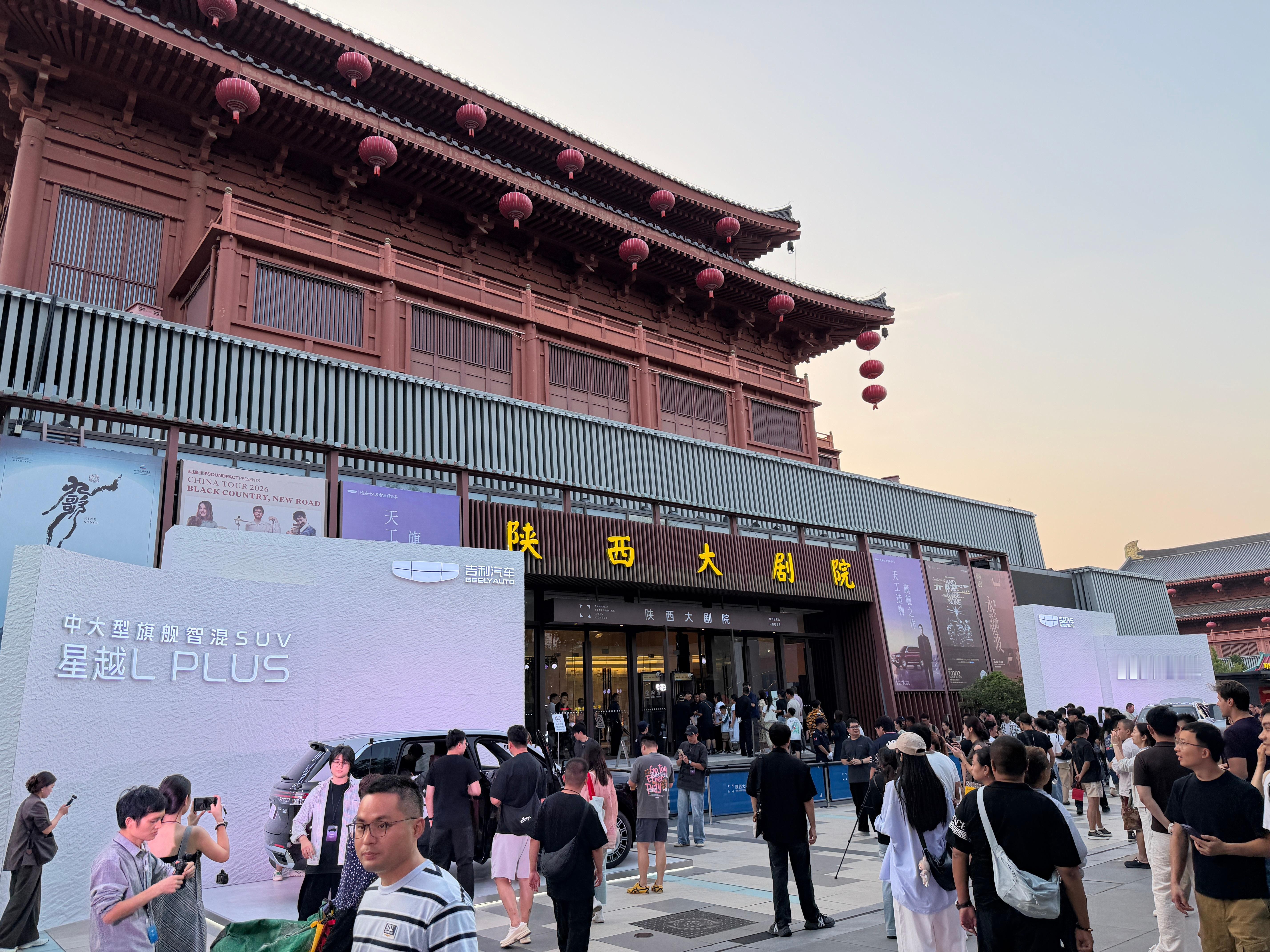 来西安啦[羞嗒嗒]真是遍地都是做了妆造的美丽小姐姐，真好看～[点赞][点赞][点