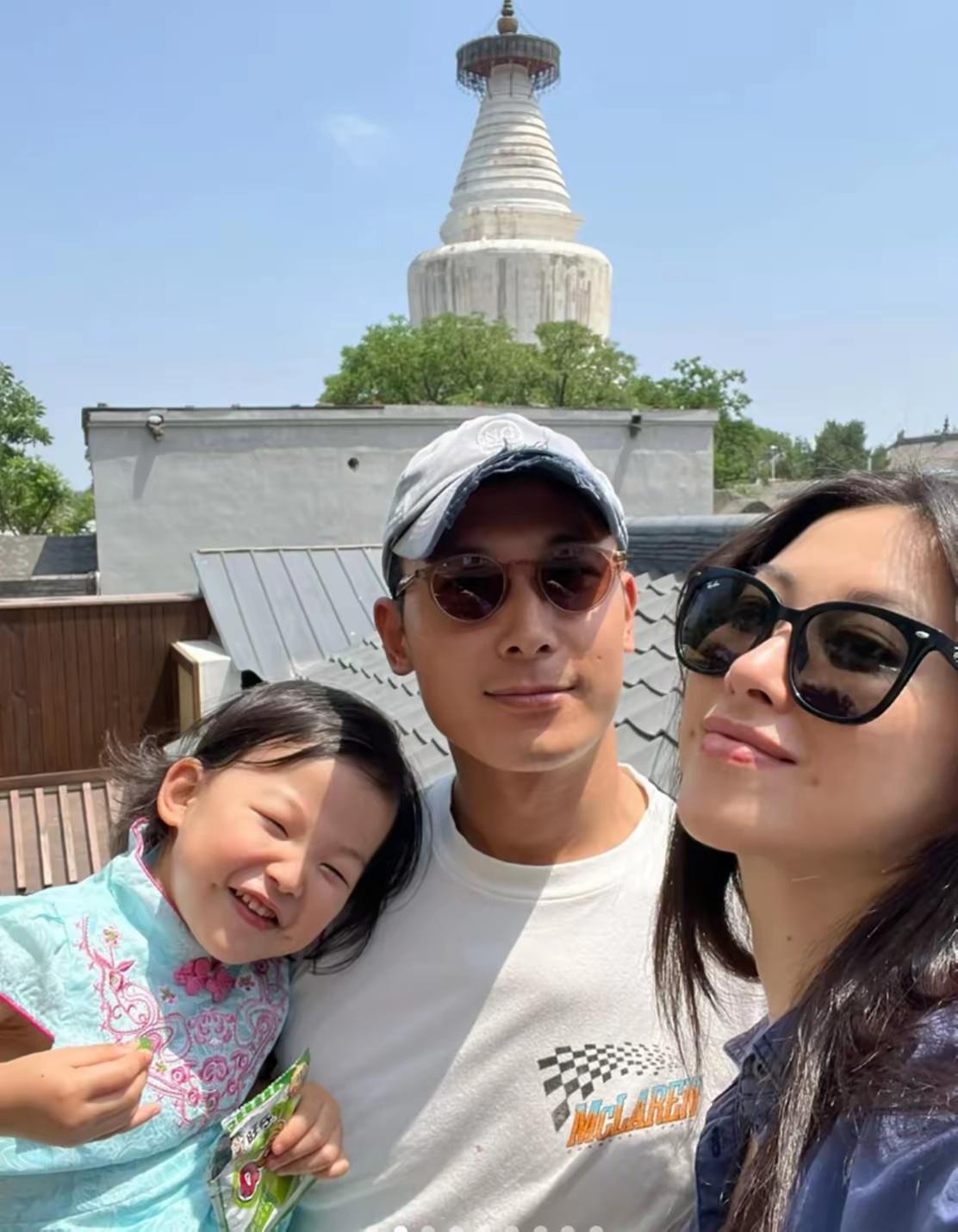 朱珠与丈夫庆祝结婚五周年，满心甜蜜藏不住，字里行间尽是对爱人的深情与欣赏。她的另