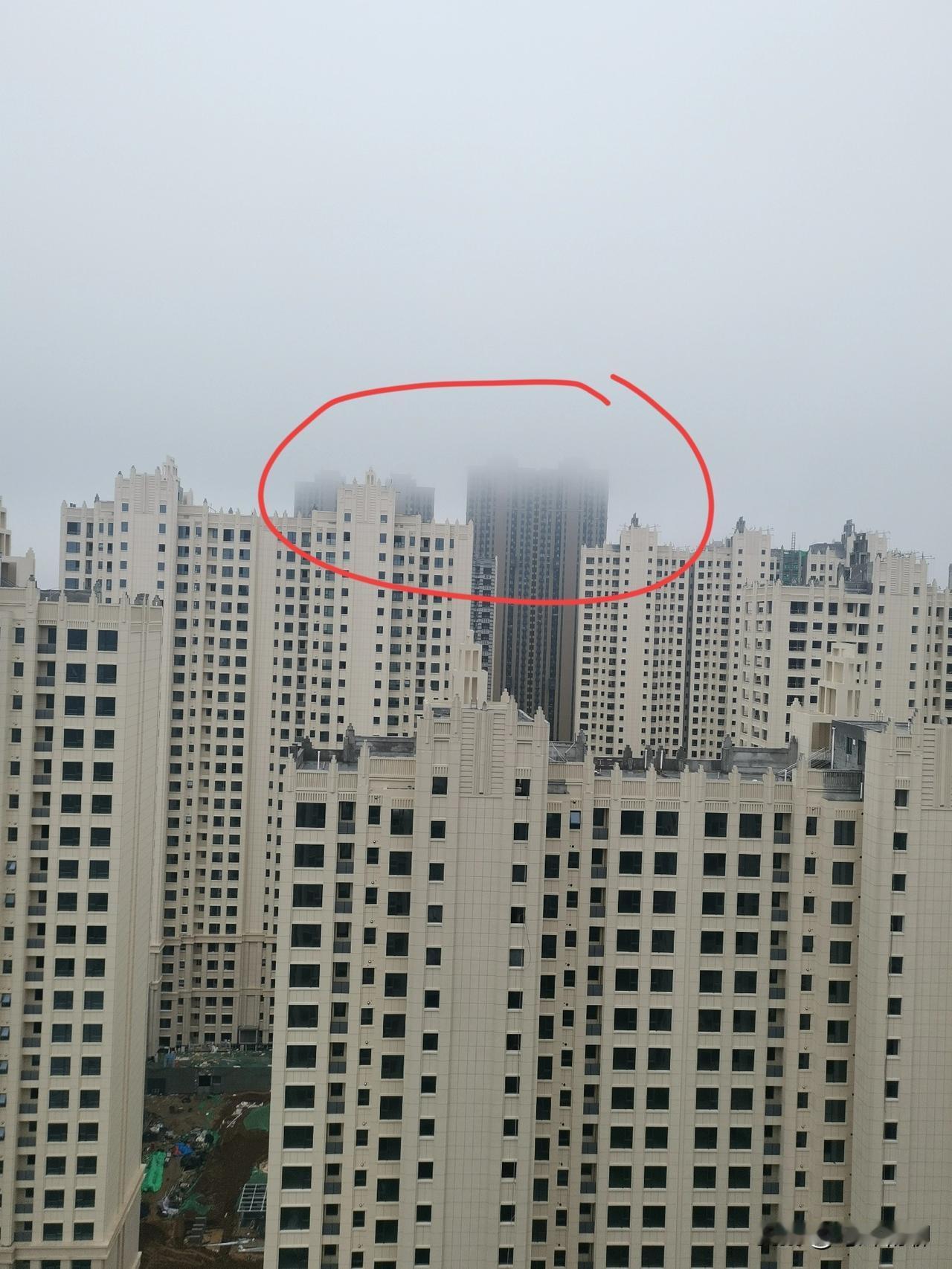 最近，西安小雨不断，空气中水汽很大，今天偶然看到隔壁小区超高层的顶端已处于云端，