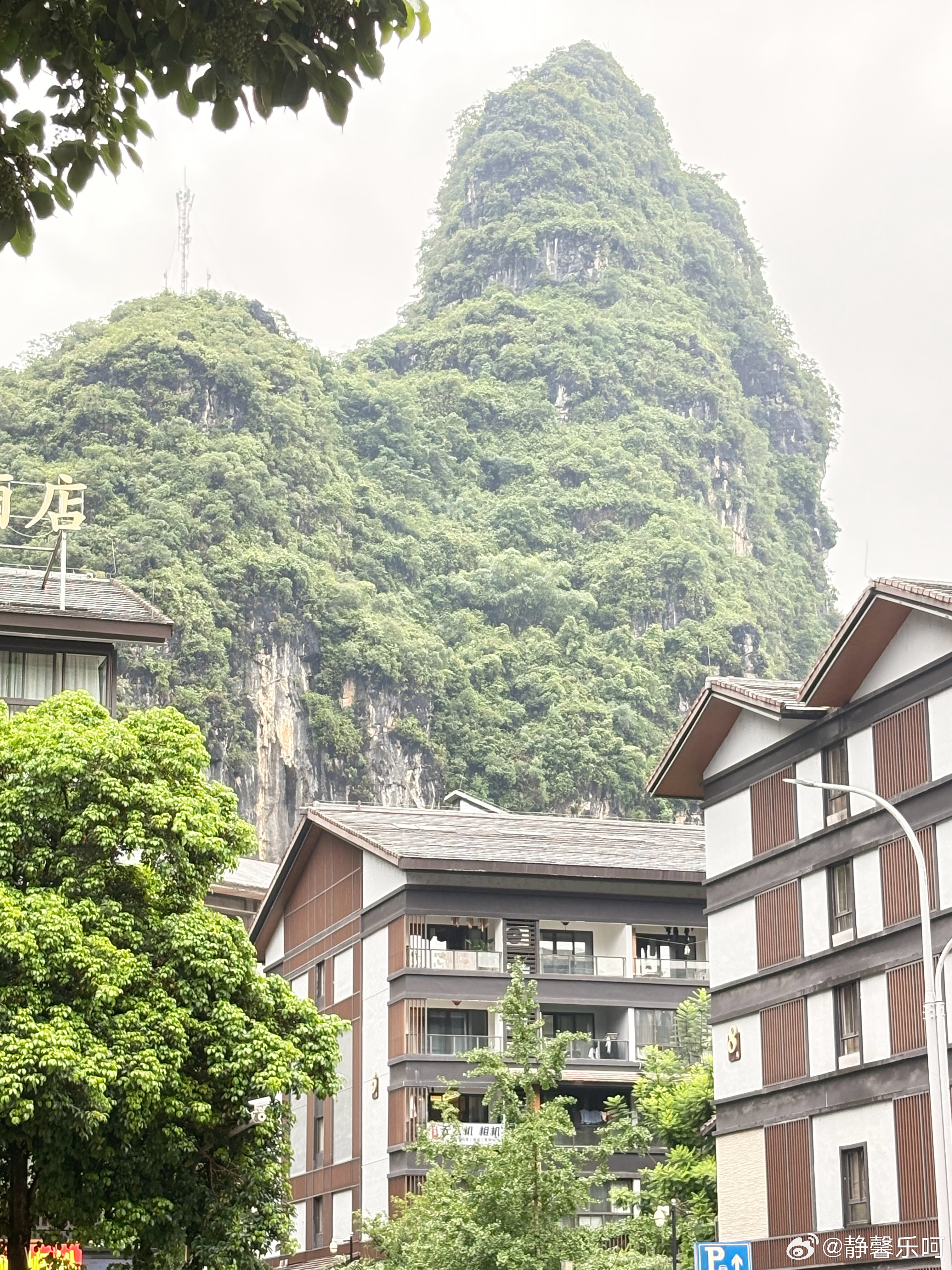 刚吃了中晚饭，下好大雨，出来找饭吃，好多店但是没地方停车。在阳朔可以真实体验住在