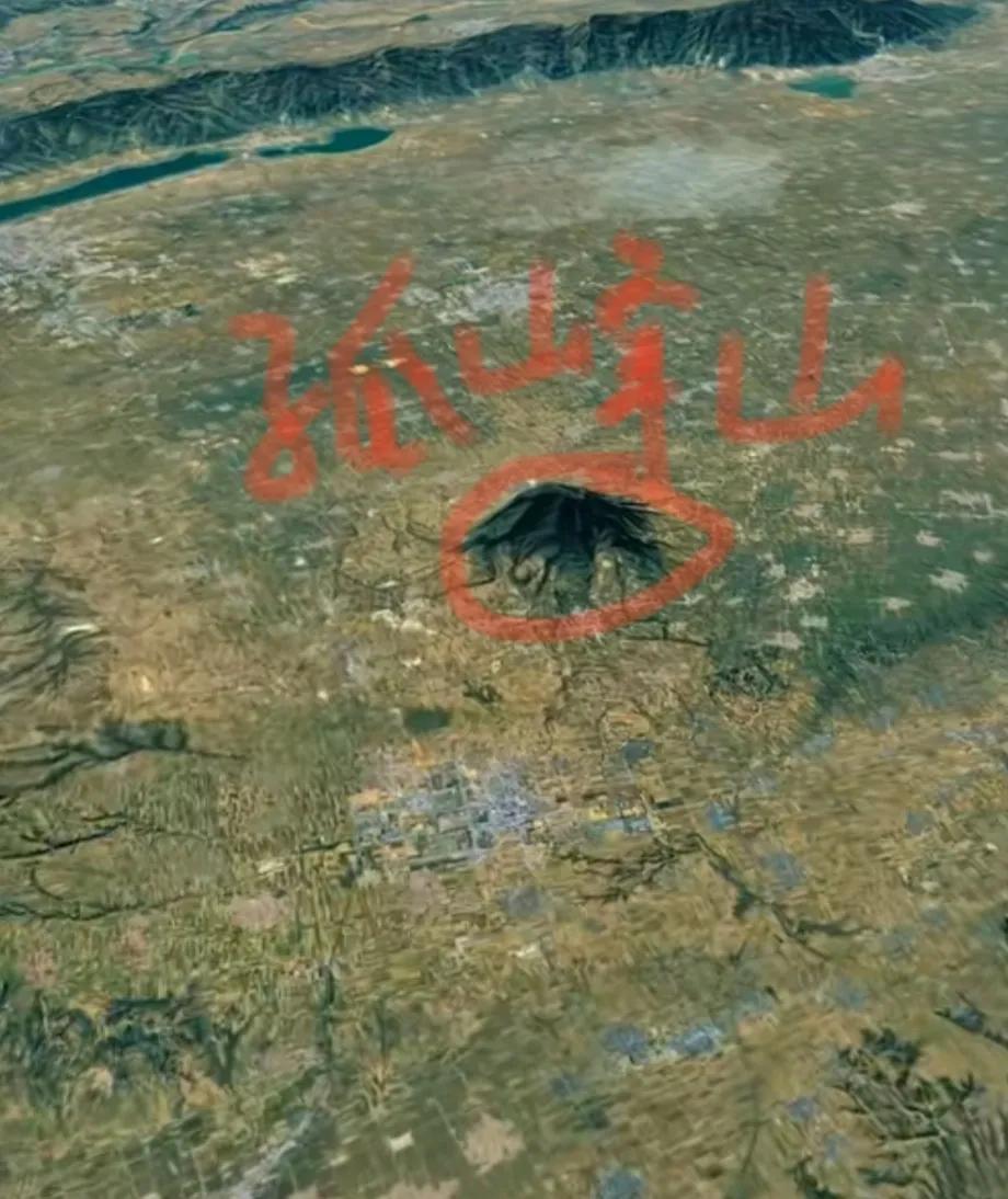 站在韩城看孤峰山，好像只有一人高，从高空看孤峰山，就是晋南平原一个小土堆。但真的