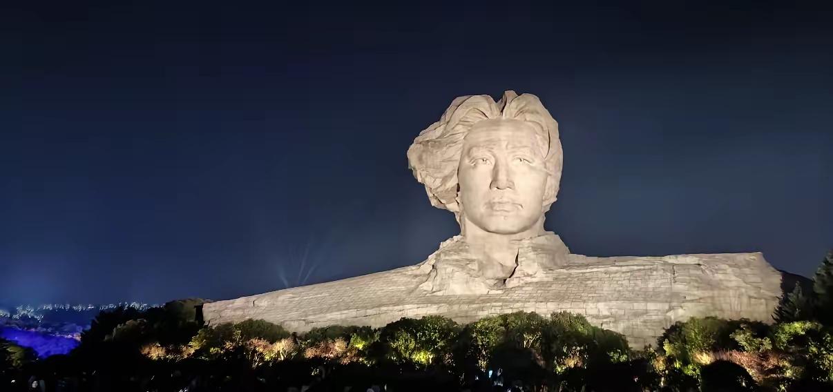 1月8号那天的会，感觉完全不同！明面上是按流程汇报工作，背地里却到处都是看不见的