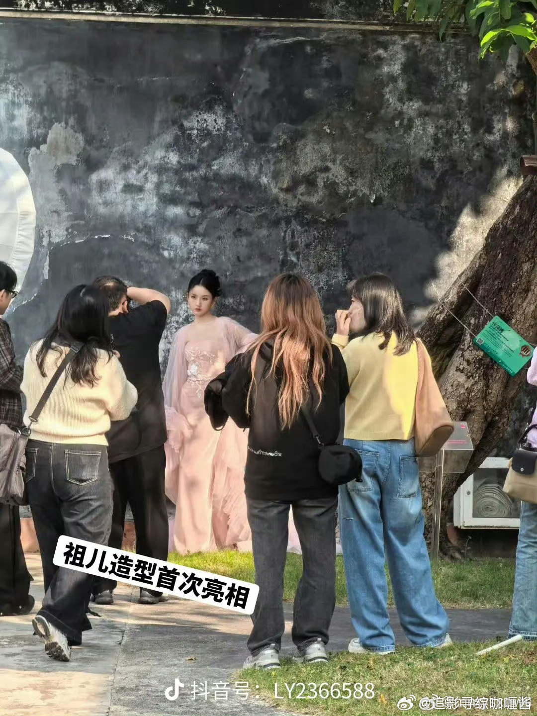 宋祖儿尖叫之夜造型，粉色抹胸盘发期待工作室出的美图尖叫之夜