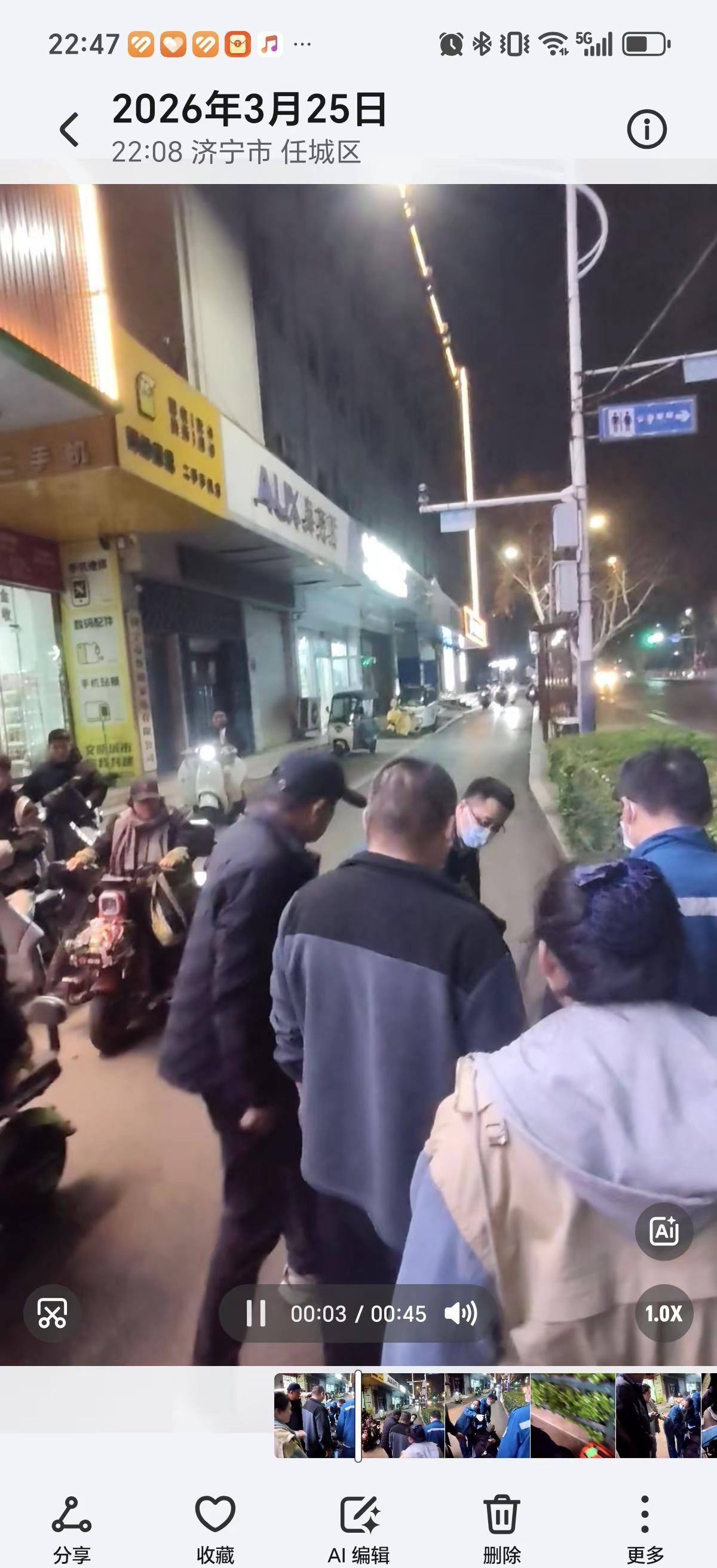 下班途中。下班刚才在下班路上，遇到一个大叔晕倒在路边花丛上，我和一位不认识的美女