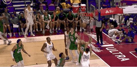 攻防一体！这下贝慈利真要回NBA了！
在今天NBA夏季联赛湖人对阵凯尔特人的第一